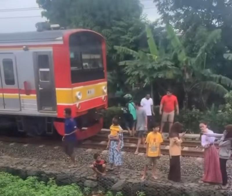Video warga yang menampilkan kejadian setelah kecelakaan KRL di jalur Tanggerang-Duri pada Kamis (17/11/2022). (Instagram)