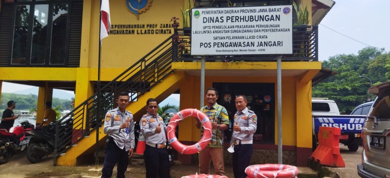 Jasa Raharja Perwakilan Purwakarta terus meningkatkan pelayanan keselamatan kepada penumpang angkutan umum khususnya penumpang perahu temple yang beroperasi di Waduk Carita Kabupaten Purwakarta. Foto: istimewa.