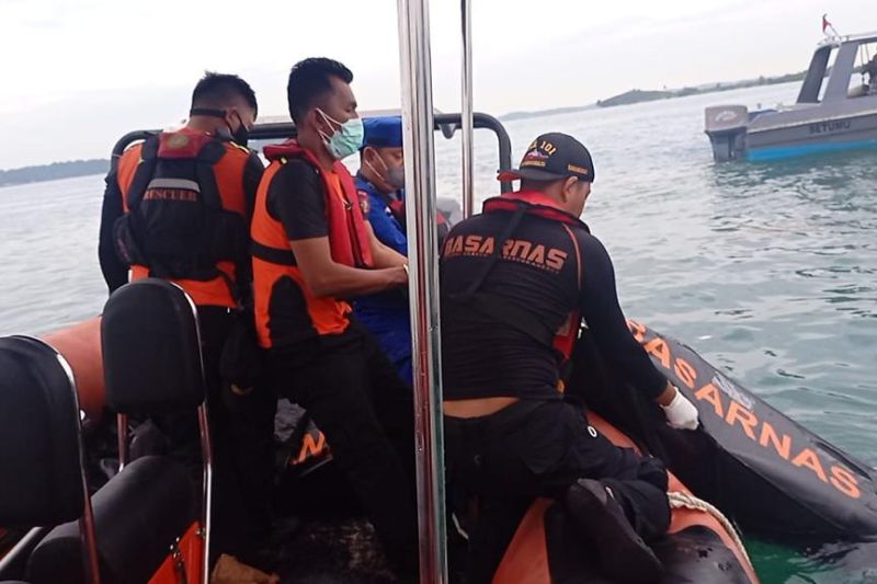 Basarnas mengevakuasi salah satu korban kecelakaan kapal di perairan Batam. (Ist)
