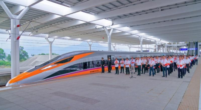 Suasana Pelepasan Uji Dinamis Kereta Cepat Indonesia Cina (KCIC) di Stasiun Tegalluar, Rabu (16/11).