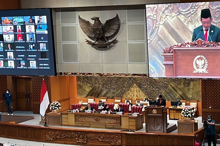 Menteri Dalam Negeri Tito Karnavian saat berpidato usai RUU Papua Barat Daya disahka menjadi UU oleh DPR, Kamis (17/11/2022).(KOMPAS.com/NICHOLAS RYAN ADITYA)