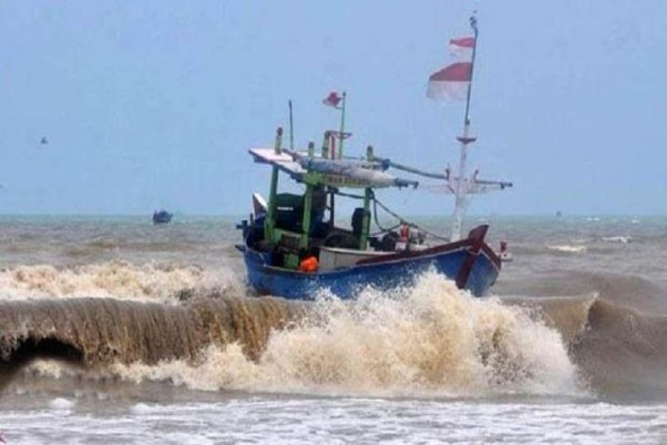 BMKG mengeluarkan peringatan dini gelombang tinggi mencapai hingga 6 meter berpotensi terjadi di beberapa wilayah perairan Indonesia pada 18-19 November 2022. 