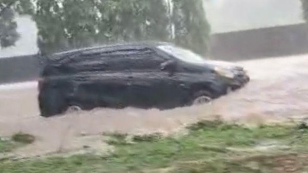 Jalan masuk menuju Bandara Sultan Hasanuddin, Makassar terendam banjir. (Foto: dok. Istimewa)