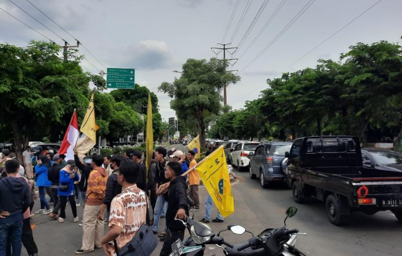 Aksi demo di depan kantor DPRD Kota Bekasi Jumat siang.