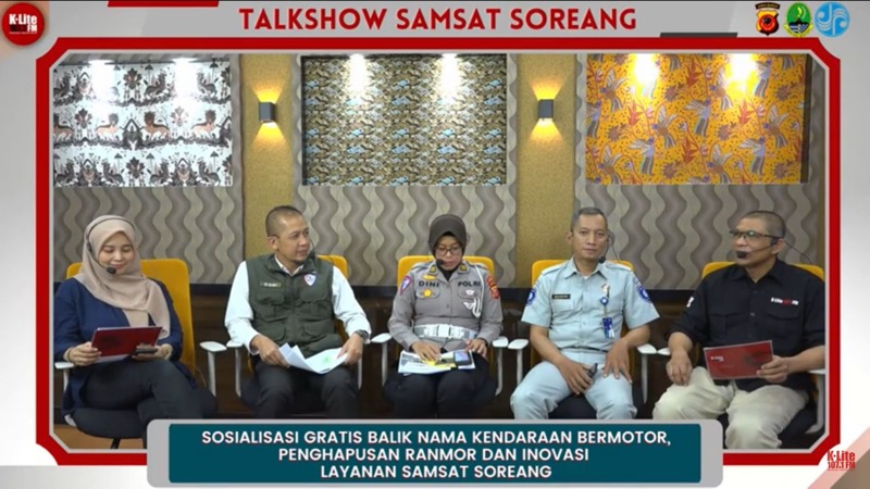 Jasa Raharja Cabang Utama Jawa Barat bersama Tim Samsat Soreang melaksanakan kegiatan sosialisasi bersama melalui acara Talk Show di Radio K-lite FM Bandung, di Samsat Soreang. Foto: istimewa.