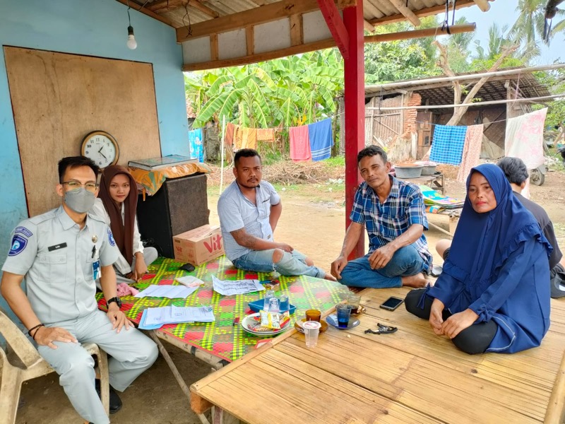 Jasa Raharja segera berkoordinasi dengan angggota Polres Karawang guna melakukan pendataan korban. Foto: istimewa.