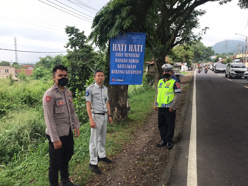 Penanggung Jawab Pelayanan Jasa Raharja Perwakilan Sukabumi, Gian melakukan Pemasangan Rambu daerah rawan kecelakaan lalu lintas. Foto: istimewa.
