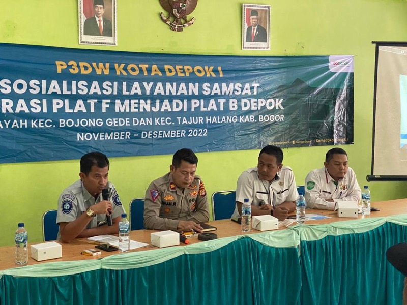 Tim Pembina Samsat Depok melakukan sosialisasi Layanan Samsat di Kantor Desa Tonjong. Kegiatan sosialisasi diadakan untuk mengenalkan tugas dan fungsi dari masing-masing instansi yang. Foto: istimewa.