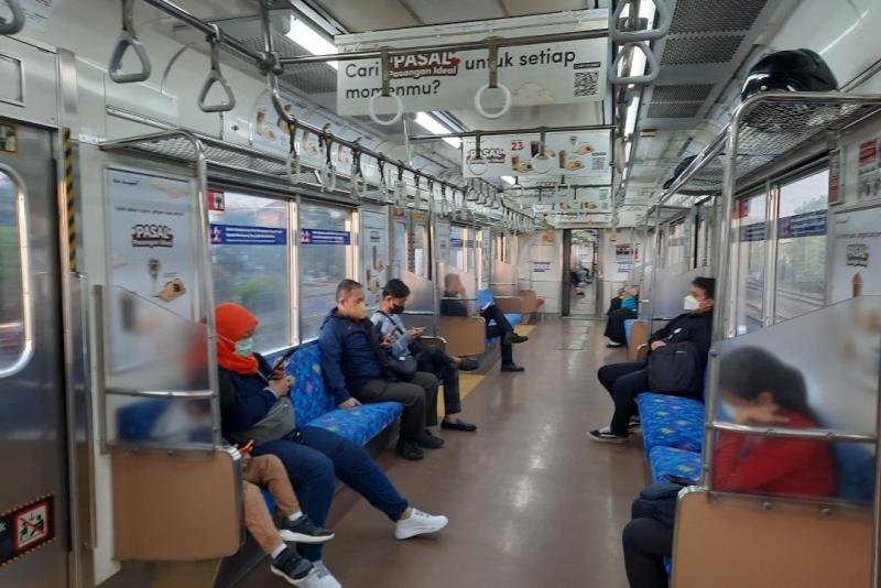 Suasana di rangkaian KRL dari Bekasi pada Ahad (20/11/2022) pagi.