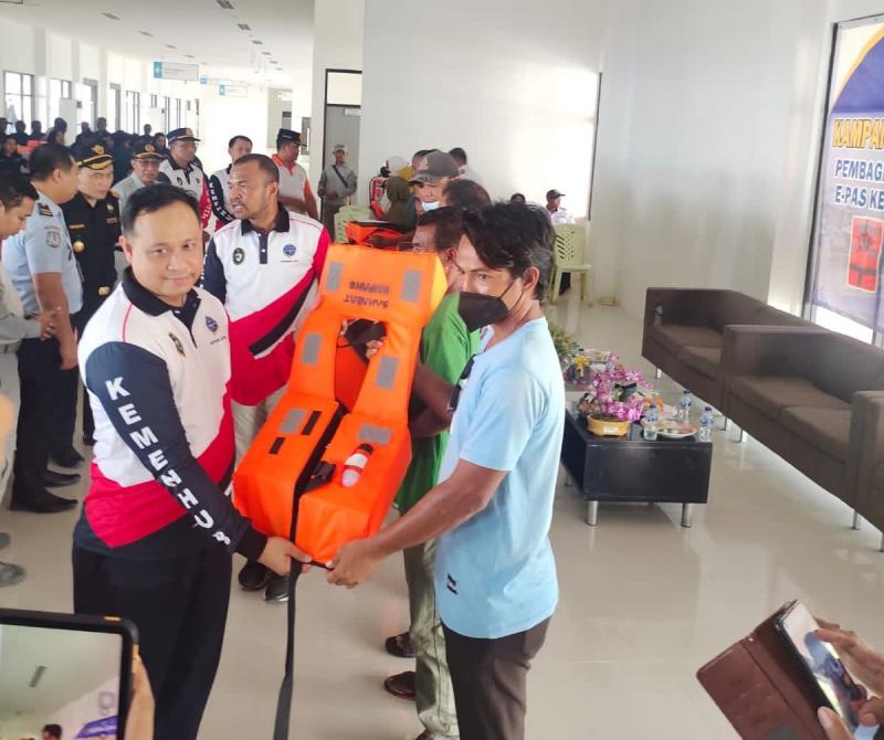 Pembagian jaket keselamatan di Kupang
