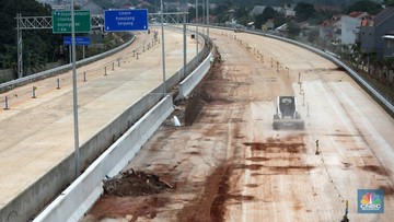 Foto: Suasana proyek  Konstruksi Jalan Tol Cinere - Jagorawi (Cijago) Seksi 3 (Kukusan - Cinere) di kawasan kukusan, Depok, Jawa Barat, Selasa (17/10) (CNBC Indonesia/ Muhammad Sabki) 