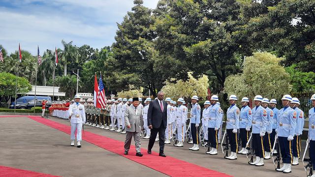 Menhan Prabowo Subianto menerima kunjungan Menhan Amerika Serikat Lloyd J. Austin III di Kantor Kementerian Pertahanan Jakarta.