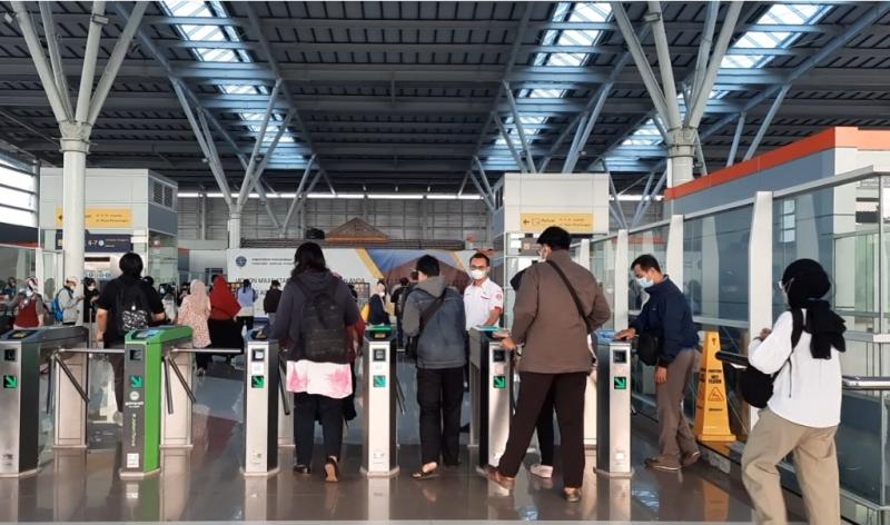 Penumpang KRL di Stasiun Bekasi melakukan tap tiket untuk menuju ke peron naik ke rangkaian yang tersedia.  