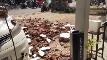 Jakarta (BeritaTrans.com) -- Bupati Cianjur Herman Suherman menyebut jalur Cipanas menuju Cianjur terputus akibat longsor usai gempa magnitudo 5,6 terjadi di Kabupaten Cianjur, Jawa Barat, Senin (21/11).