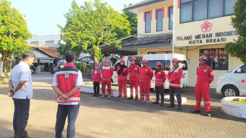 PMI Kota Bekasi terjunkan 10 personel dan logistik bagi korban gempa di Kabupaten Cianjur, Senin (21/11/2022).