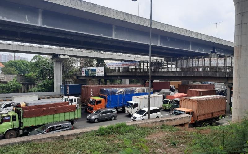 Kendaraan berjalan melambat di jalur Tol Cikampek arah Jakarta di Bekasi dari pantauan KM 14 pada Selasa (22/11/2022)