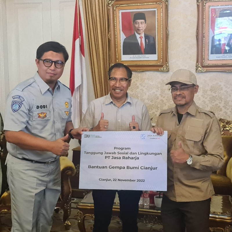 Kepala Jasa Raharja Cabang Utama Jawa Barat, Dodi Apriansyah menyerahkan bantuan secara simbolis bagi korban gempa di Cianjur, Selasa (22/11/2022). Foto: istimewa.