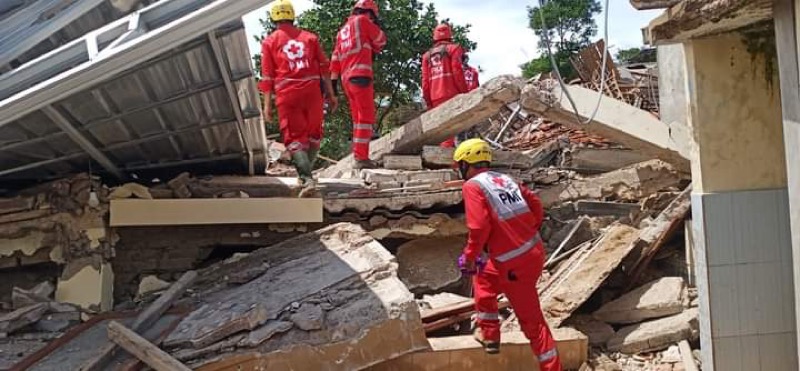 PMI Kota Bekasi bersama PMI gabungan melakukan pencarian korban diruntuhan bangunan pascagempa di Cianjur, Selasa (22/11/2022). Foto: Istimewa.