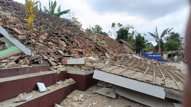 Gempa mengguncang wilayah Kabupaten Cianjur pada Senin (21/11/2022), menyebabkan sejumlah bangunan hancur.
