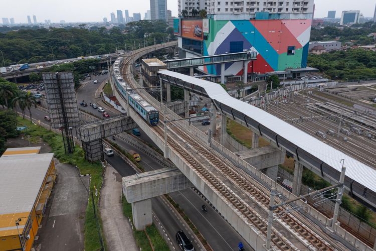 Pembangunan jembatan layang (sky bridge) Simpang Temu Lebak Bulus.(Dok. PT MRT Jakarta (Perseroda)