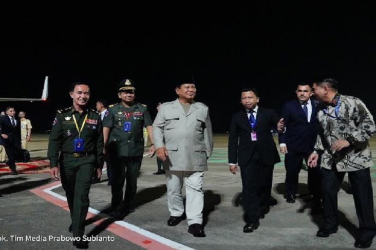 Menteri Pertahanan Prabowo Subianto tiba di Bandar Udara Internasional Phnom Penh, Kamboja, Senin (21/11/2022). 