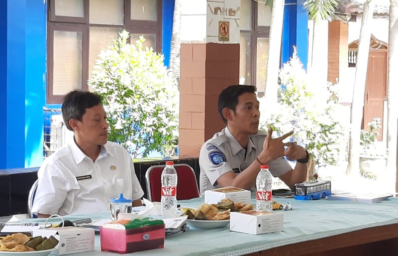 Penanggung Jawab (PJ) Samsat Kota Bekasi, Rachmat Maulana bersama Analis Kebijakan Ahli Muda P3D Kota Bekasi, Muchammad Iqbal. Foto: JR Bekasi/BeritaTrans.com.