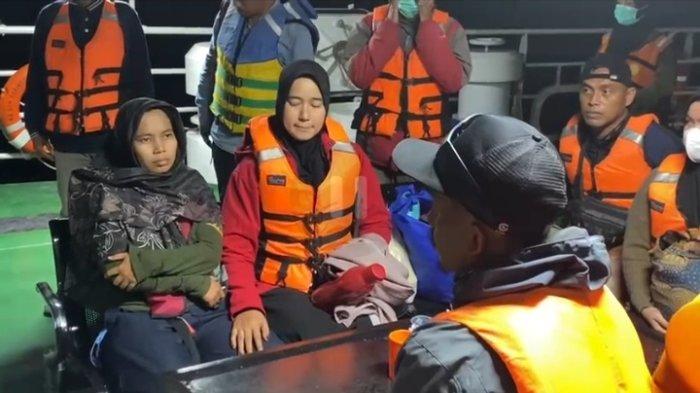 Tim Basarnas aaat evakuasi penumpangkapal di Perairan Sumare Mamuju