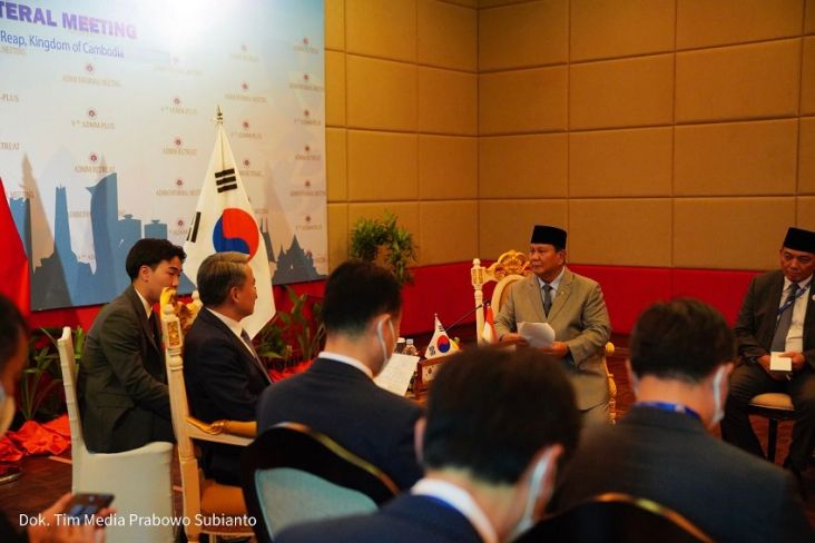 Menteri Pertahanan Prabowo Subianto melakukan pertemuan dengan Menteri Pertahanan (Menhan) Republik Korea Selatan (Korsel) HE. Mr. Lee, Jong-Sup di Siem Reap, Kamboja.