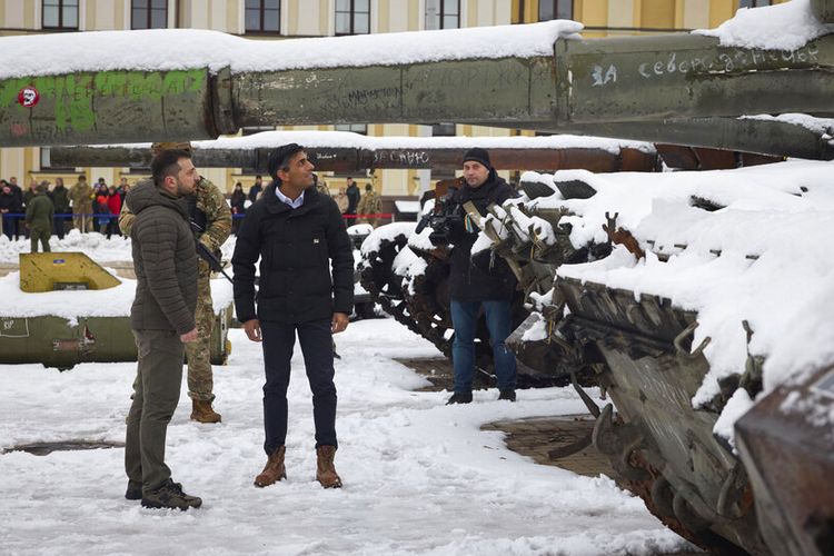 Dalam foto yang disediakan oleh Kantor Pers Kepresidenan Ukraina ini, Presiden Ukraina Volodymyr Zelenskyy, kiri, dan Perdana Menteri Inggris Rishi Sunak mengamati penghancuran kendaraan militer Rusia yang dipasang di pusat kota Kyiv, Ukraina, Sabtu, 19 November 2022. (Kantor Pers Presiden Ukraina melalui AP)(UKRAINE PRESIDENTIAL PRESS OFFICE via AP PHOTO)