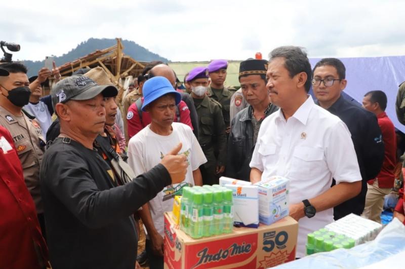 Menteri KKP Sakti Wahyu Trenggono menyerahkan bantuan berupa ikan beku, obat-obatan, pakaian hingga sembako yang nilainya mencapai Rp734,6 juta kepada korban gempa bumi di posko pengungsian Desa Ciherang, Kecamatan Pacet, Kabupaten Cianjur, Jawa Barat, Kamis (24/11/2022).