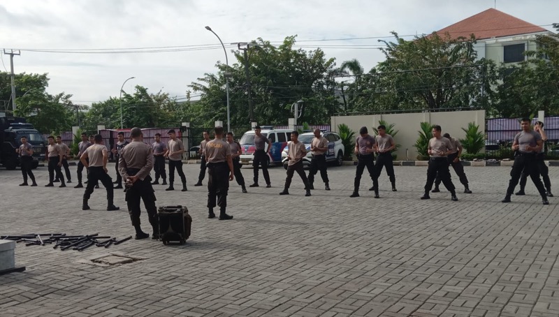 Latihan beladiri dipimpin oleh Kasat Samapta Kompol Imam Safi’i. Kegiatan ini dilaksanakan dengan penuh semangat oleh anggota Sat Samapta selain menyehatkan badan juga melatih keterampilannya dalam beladiri. Foto: istimewa.