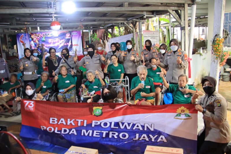 Rombongan Polwan Polres Metro Bekasi Kota yang dipimpin Wakasat Lantas Kompol Ni Ketut Ayu Nurjani berkunjung ke Panti Jompo 