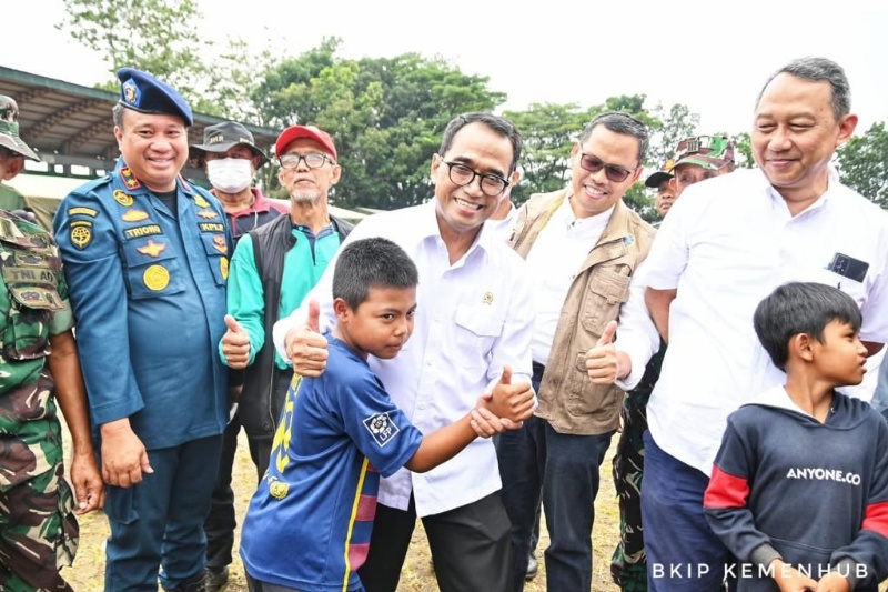 Menhub didampingi Kepala Pangkalan PLP Priok dan Pengamat Djoko Setijowarno menyapa korban gempa Cianjur 