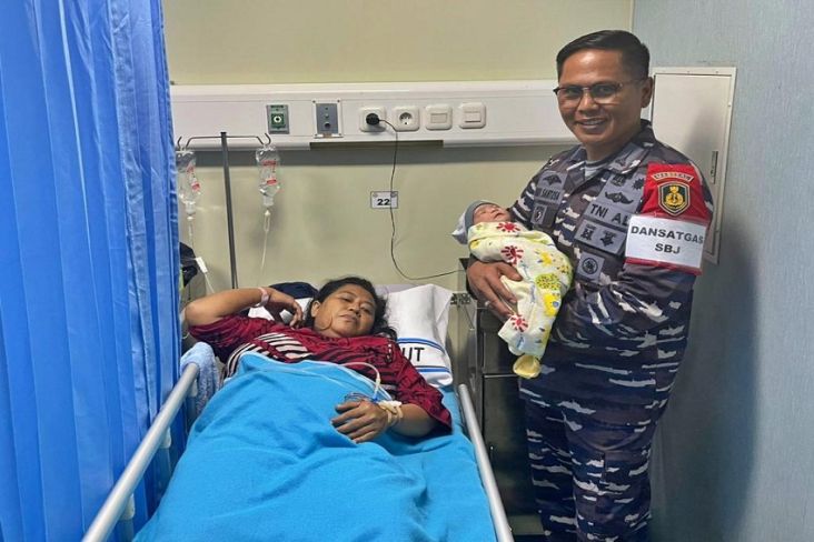 Dansatgas SBJ Kolonel Marinir Budi Santosa menggendong seorang bayi yang lahir di atas Kapal Perang Republik Indonesia (KRI) dr. Wahidin Sudirohusodo (WSH) - 991 di Dermaga Trikora, Tidore, Maluku Utara, Kamis (24/11/2022). 