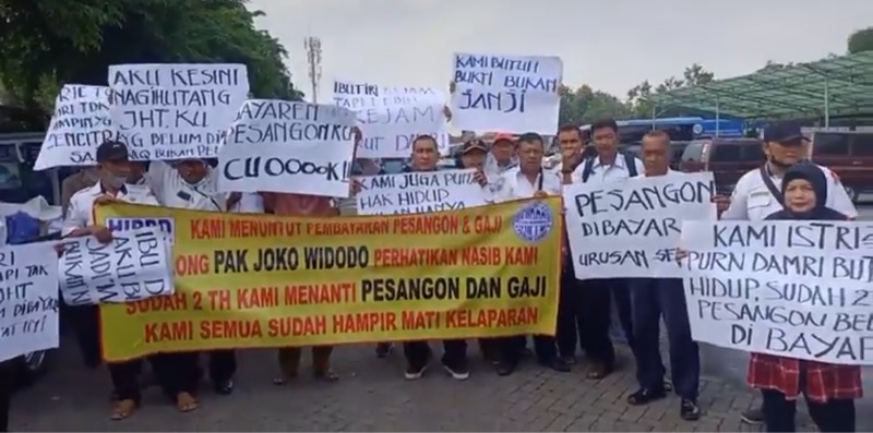 Puluhan pegawai pensiunan Perum DAMRI Cabang Surabaya kembali menggelar aksi unjuk rasa mendesak pencairan pesangon, Jumat (25/11/2022). Foto: BeritaTrans.com.