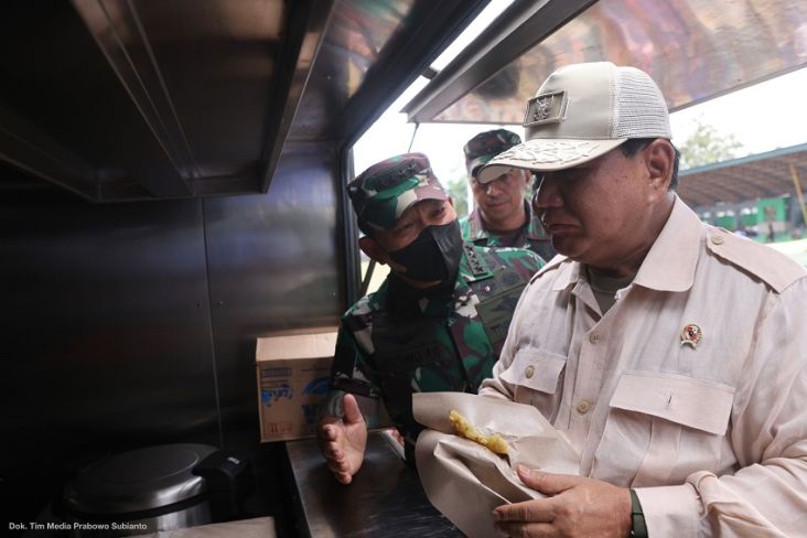 Menteri Pertahanan Prabowo Subianto mengecek kelayakan konsumsi di dapur darurat yang dioperasikan oleh TNI AD untuk para korban bencana gempa Cianjur, didampingi KSAD Dudung.