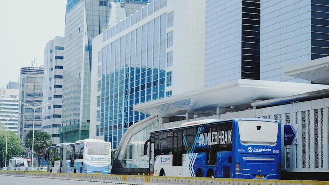 Sebagai ibu kota dengan pusat pemerintahan sekaligus ekonomi, Jakarta pernah punya beragam moda transportasi, termasuk Transjakarta di era modern.