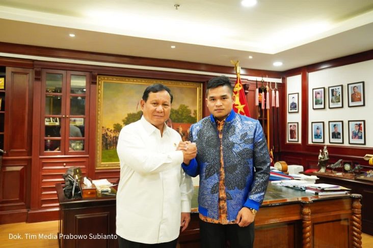 Petarung MMA Indonesia Jeka Saragih melakukan salam komando dengan Menteri Pertahanan (Menhan) Prabowo Subianto. 