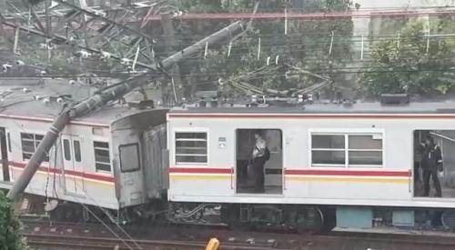 Foto-foto KRL anjlok tertimpa tiang listrik di Kampung Bandan, Sabtu siang (26/11/2022).