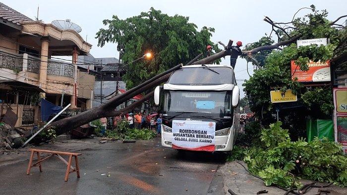 Pohon Tumbang menimpa bus yang ditumpangi relawan Gerakan Nusantara Bersatu di Kayuringin Jaya, Kota Bekasi.(Warta Kota/Rangga Baskoro)  