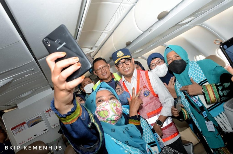Jemaah umroh ajak Menhub swapoto di atas pesawat di Bandara Kertajati