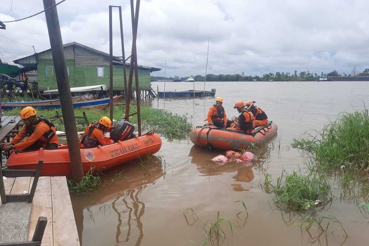 Tim SAR lakukan pencarian terhadap korban tenggelam TB Rahmat di Samarinda.(Ist)