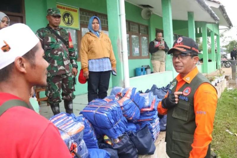 Kepala BNPB Letjen TNI Suharyanto (kemeja orange dengan rompi) berdiskusi dengan perwakilan pengungsi di Desa Mangunkarta, Kecamatan Cugenang, Kabupaten Cianjur, Jawa Barat, Sabtu (26/11/2022). (ANTARA/HO-BNPB)