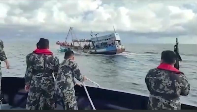 Petugas PSDKP Kementerian Kelautan dan Perikanan berupaya menghentikan kapal ikan berbendera Vietnam di Laut Natuna Utara, Kepulauan Riau