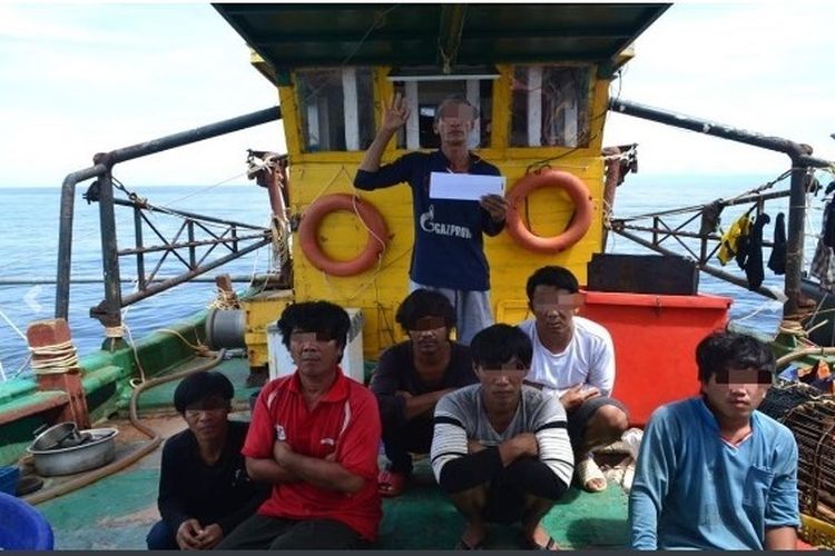 Badan Penegakan Maritim Malaysia (MMEA) menyita kapal nelayan lokal dan menahan nakhodanya bersama enam awak kapal asing karena menangkap ikan secara ilegal di perairan Labuan pada Jumat (25/11/2022). Salah satu awak kapal adalah warga Indonesia.(Dokumen MMEA via Bernama)