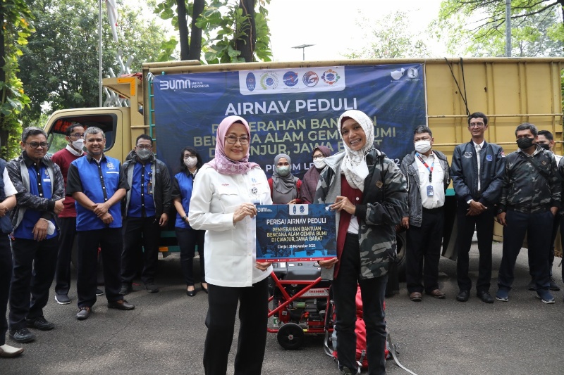 Dirut Airnav Indonesia saat melepas relawan ke Cianjur
