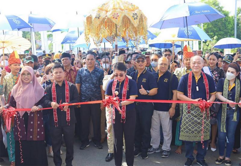 Pemotongan pita dilakukan oleh Walikota Singkawang Tjhai Chui Mie (tengah), Bupati Sambas Satono (kedua dari kiri), Direktur PT Astra International Tbk, yang juga Director-in-Charge (DIC) Astra Financial Suparno Djasmin (kanan) sebagai simbol peresmian gerbang Mahligai Pesisir pada Minggu, 27 November 2022 di batas wilayah Singkawang-Sambas persembahan Astra Financial melalui 3 bisnis unit yaitu FIFGROUP, Asuransi Astra, dan AstraPay.(foto:fifgroup)