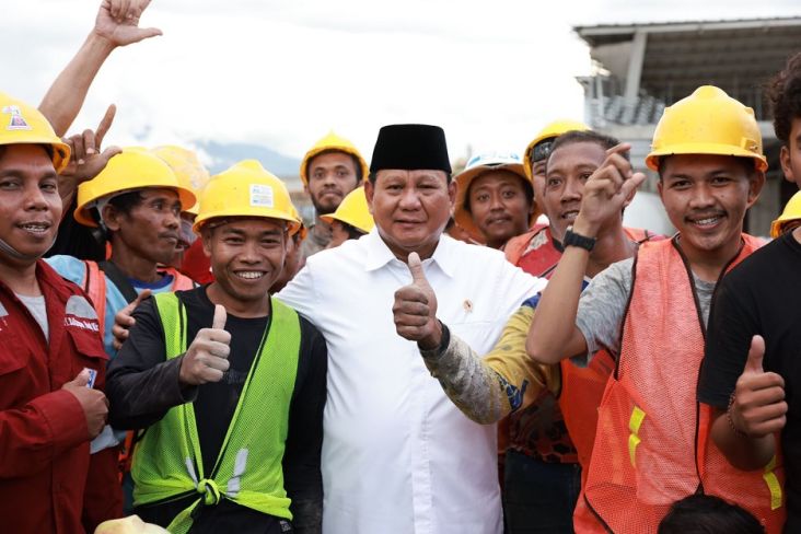 Kedatangan Menhan Prabowo Subianto di Palu, Sulawesi Tengah disambut riuh para pekerja proyek di Bandara Mutiara SIS Al-Jufrie, Sabtu (26/11/2022).