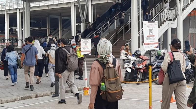 Penumpang KRL akan memasuki Stasiun Bekasi dari Jalan Perjuangan, Senin (28/11/2022).