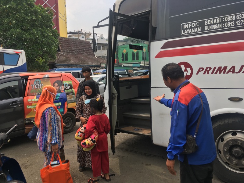 Pengurus bus Primajasa Perwakilan Terminal Bekasi menyambut dan memberikan salam kepada calon penumpang, Senin (28/11/2022). Foto: BeritaTrans.com.